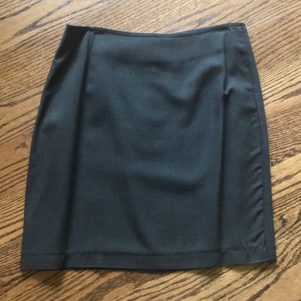 Old Navy checked gray skirt in size 8